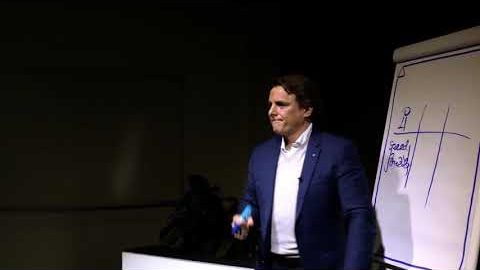 Gerald Huesch auf der TEDx-Bühne am Flipchart